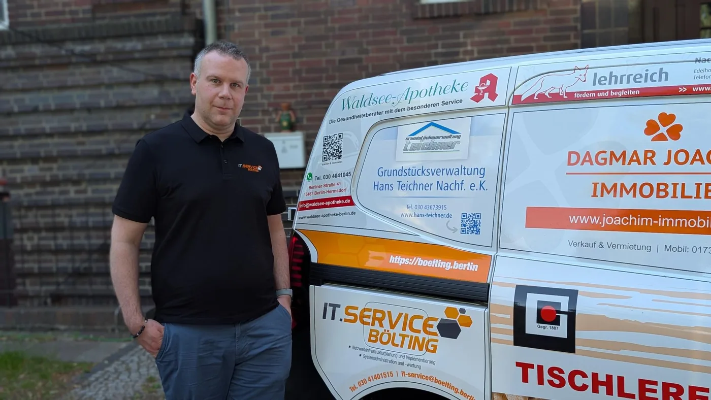 Servicefahrzeug von IT Service Bölting in Berlin, beklebt mit Logos lokaler Einrichtungen und Betriebe